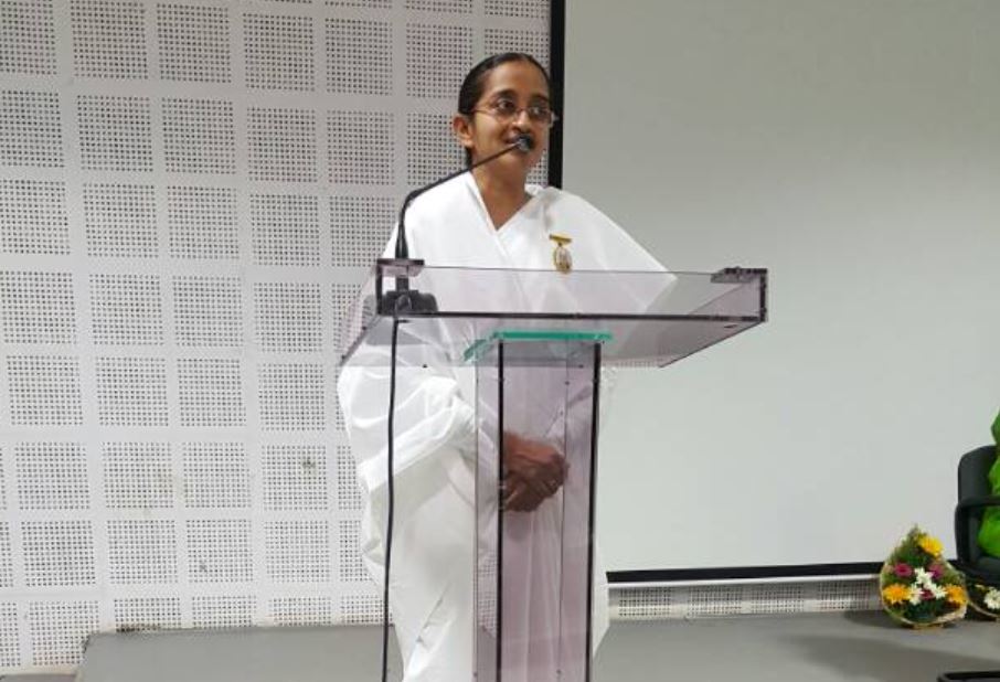 KIMS Medical College విద్యార్థులకు పర్యావరణ ప్రాముఖ్యతను  వివరిస్తున్న బ్రహ్మకుమారి. శ్రీదేవి